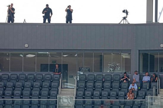 경기장 지붕 위에 배치된 비밀경호국 소속 저격수 3명이 각각 무기를 들고 경계를 서는 모습이 현지 카메라에 포착됐다. AFP·연합뉴스
