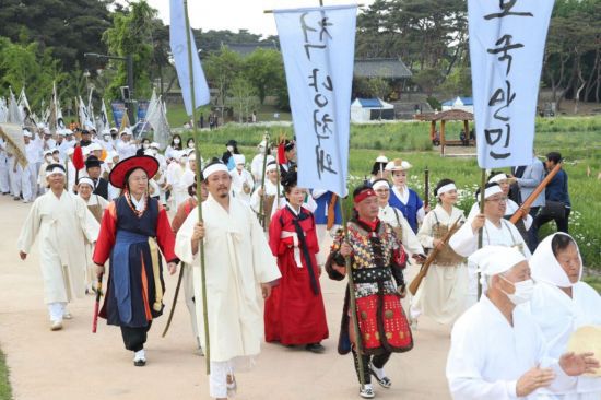 지난 5월 11일 전북 정읍에서 열린 제58회 동학농민혁명 기념제에서 농민군 복장을 한 시민들이 진군을 재현하고 있다. 정읍시
