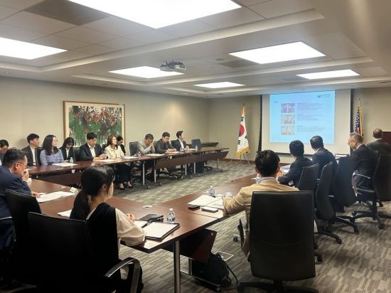 한국투자공사 미국 뉴욕지사가 26일(현지 시각) 뉴욕에서 개최한 제22차 뉴욕 금융인 포럼에서 참석자들이 발표를 듣고 있다. 한국투자공사