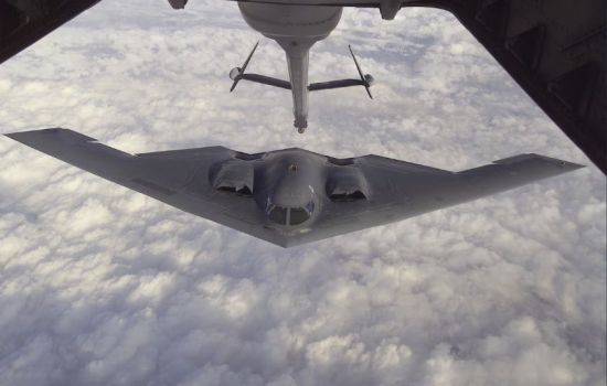 B-2 폭격기가 공중급유받는 모습. 미 공군 홈페이지