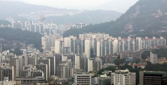 27일 서울 남산에서 바라본 서울 시내 아파트 단지 전경. 윤동주 기자