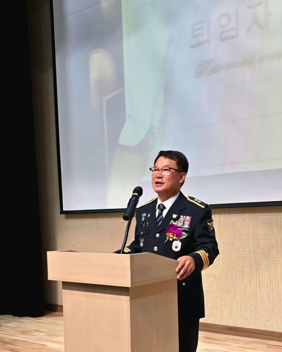퇴임하는 권병정 경감은 늘 옆에서 힘이 되어준 가족, 그리고 함께해준 동료들에게 고맙다. 모두 건강하고 행복하시길 바란다고 인사를 전했다. 권병건 기자