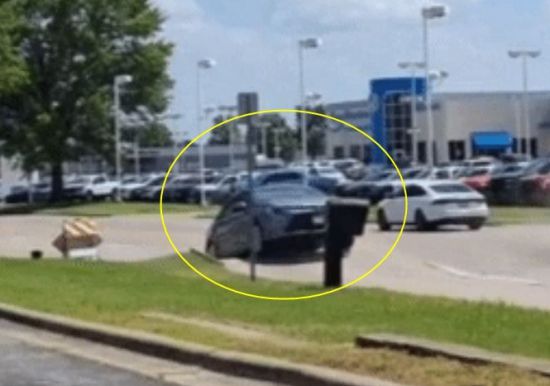 지난 22일(현지시간) 미국 미주리주 한 도로에서 발생한 아스팔트 변형 사고 당시 모습. 엑스 캡처