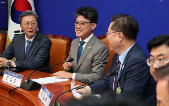 진성준 더불어민주당 정책위의장이 30일 국회에서 상법 개정안 추진 관련 경제계 의견 수렴을 위한 경제6단체 부회장단과 간담회를 하고 있다. 이번 간담회에는 박일준 대한상공회의소 상근부회장, 김창범 한국경제인협회 상근부회장, 이동근 한국경영자총협회 상근부회장, 장석민 한국무역협회 전무, 오기웅 중소기업중앙회 상근부회장, 이호준 한국중견기업연합회 상근부회장, 정우영 한국상장사협회 부회장 등이 참석했다. 2025.6.30 김현민 기자