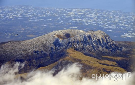항공기에서 바라본 제주 한라산의 백록담 모습. 아시아경제DB