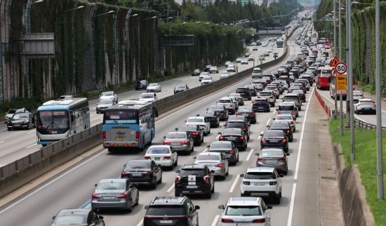 지난해 7월 여름 휴가철을 맞은 서울 잠원IC 경부고속도로 하행선이 차량들로 정체를 빚고 있다. 연합뉴스