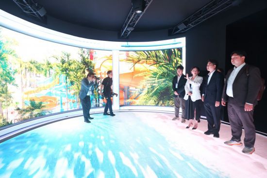 지난 6월 18일 서울 강남구 코엑스에서 열린 2025 메타버스 엑스포에서 개혁신당 이준석 의원이 부스를 둘러보고 있다. 연합뉴스