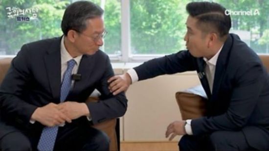 30일 온라인 커뮤니티에는 정 의원이 지난달 채널A '국회의사당 앵커스' 인터뷰에서 공개한 근육 사진이 재차 공유되며 누리꾼의 관심을 끌고 있다.온라인 커뮤니티