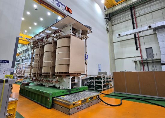 부산 강서구 LS일렉트릭 부산사업장에서 일부 조립을 마친 초고압변압기가 공기부양설비로 이동하고 있다. 설계부터 최종 테스트까지 초고압변압기가 생산되는 데 최대 6개월이 소요된다. LS일렉트릭