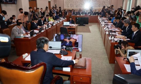 이춘석 국회 법제사법원회 위원장이 1일 국회에서 열린 제426회국회(임시회) 제1차 전체회의에서 의사봉을 두드리고 있다. 2025.7.1 김현민 기자