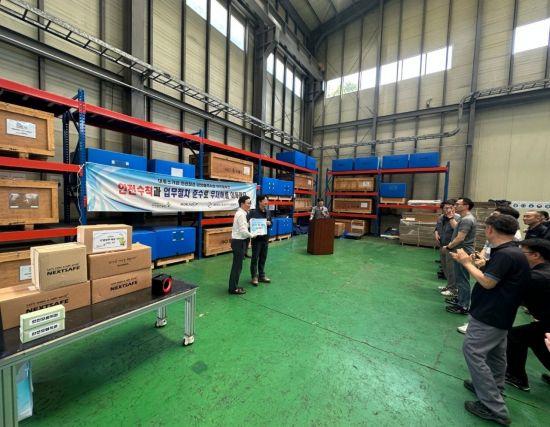 안전보건공단 부산광역본부가 대한항공 항공우주사업본부에서 온열질환 예방 및 상생협력 안전 캠페인을 벌이면서 안전물품을 전달하고 있다.