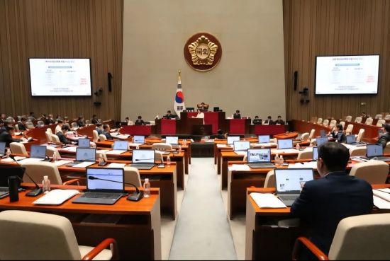 "이번 추경은 단순한 수치 조정이 아닌, 무너진 민생을 회복시키는 이재명 정부의 출발점이 되어야 한다"며 "과거 윤석열 정부의 관성적인 예산 집행 방식에서 벗어나야 한다"고 강하게 강조했다.