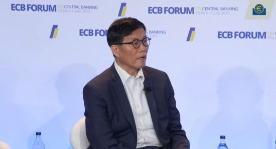 이창용 한국은행 총재가 1일(현지시간) 포르투갈 신트라에서 열린 ECB 중앙은행 포럼의 정책 토론 세션에 패널로 참석해 발언하고 있다. ECB 유튜브 생중계 캡처