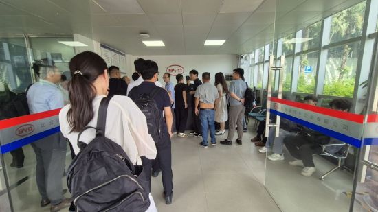 BYD 본사 정문에 위치한 리셉션 데스크에서 비즈니스 미팅을 위한 협력·고객사 관계자들이 방문 허가를 위해 기다리고 있다. 우수연 기자