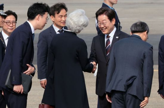 주요 7개국(G7) 정상회의에 참석하기 위해 캐나다를 방문하는 이재명 대통령이 지난달 16일 경기 성남 서울공항에서 공군 1호기에 탑승하기 전 타마라 모휘니 주한 캐나다 대사와 이야기를 나누고 있다. 연합뉴스