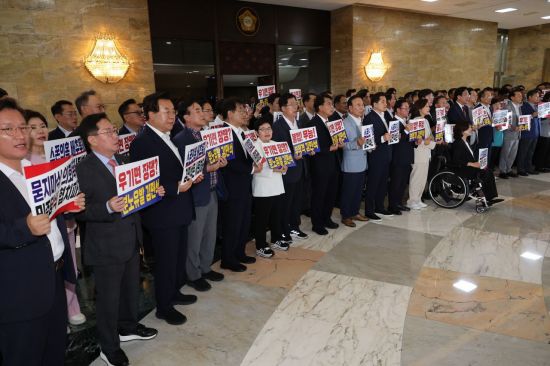 국민의힘 의원들이 본회의가 열리고 있는 3일 서울 여의도 국회 로텐더홀에서 김민석 국무총리 후보자 임명동의안 등을 규탄하고 있다. 연합뉴스
