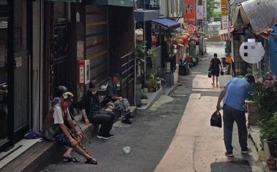 2일 찾은 동자동 쪽방촌의 골목 그늘에서 주민들이 더위를 피하고 있다. 최영찬 기자