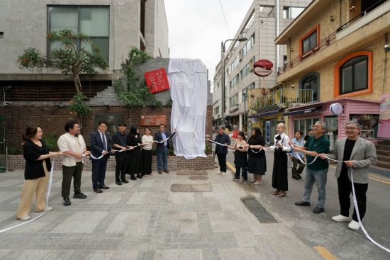 정병국 한국문화예술위원장 등 4일 아르코꿈밭극장 재개관 행사 참석자들이 도너스월 제막에 앞서 기념사진을 찍고 있다.   [사진 제공= 한국문화예술위원회]