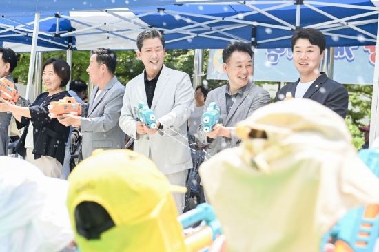 김장호 시장이 사곡 물꽃공원에서 지역 시의원과 물총행사를 선보이고 있다.