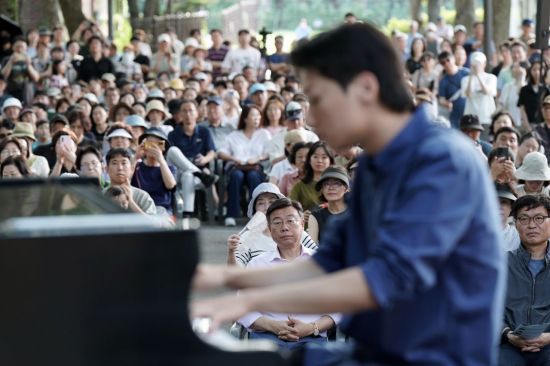 신상진 성남시장이 5일 오후 성남물빛정원에서 열린 첫 번째 시민 초청 음악회 '금난새의 한여름밤 콘서트'에 참석해 피아니스트 찰리 올브라이트 연주를 감상하고 있다.  성남시 제공