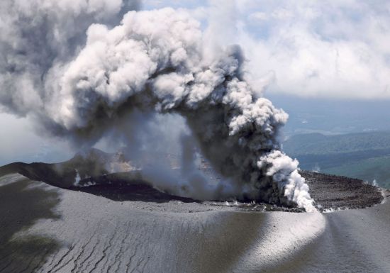 3일 일본 규슈에 있는 활화산인 신모에다케에서 나온 연기가 5000ｍ 상공까지 치솟았다. 사진은 지난달 28일 신모에다케의 분화 모습. 연합뉴스