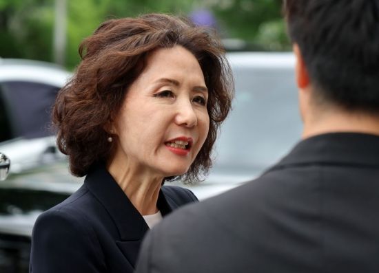 이진숙 사회부총리 겸 교육부 장관 후보자가 지난달 30일 서울 여의도 한국교육시설안전원에 마련된 인사청문회 준비 사무실로 출근, 취재진 질문에 답변하고 있다. 2025.06.30 윤동주 기자