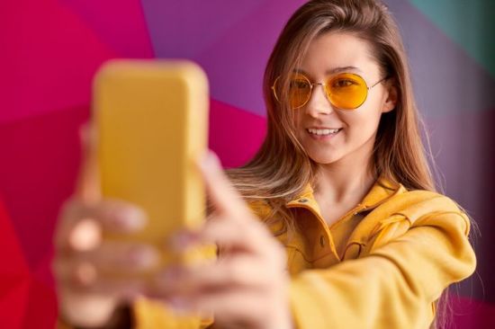 iOS 26 두 번째 베타 버전은"민감한 내용이 있으므로 오디오 및 비디오가 일시 중지됩니다. 불편함을 느낀다면 통화를 종료하세요"라는 경고 문구가 나오는 기능이 추가된다. 게티이미지