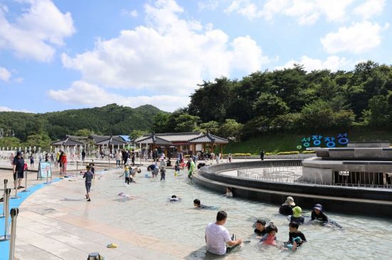 장성군 홍길동테마파크 바닥분수에서 아이들과 가족 단위 방문객들이 물놀이를 즐기고 있다. 여름철 인기 피서지로 자리 잡고 있다. 장성군 제공