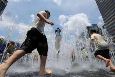 서울 광화문광장 이순신 장군 동상 앞 바닥 분수에서 어린이들이 놀고 있다. 연합뉴스