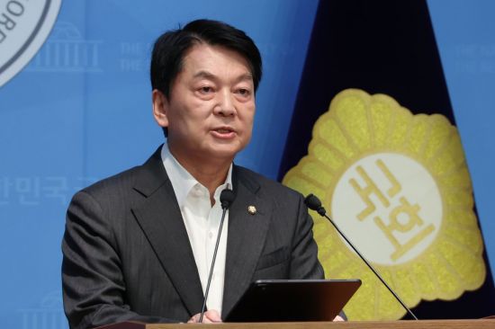 국민의힘 혁신위원장을 맡은 안철수 의원이 7일 서울 여의도 국회 소통관에서 위원장을 사퇴하고 전당대회 출마 의사를 밝히는 기자회견을 하고 있다. 연합뉴스