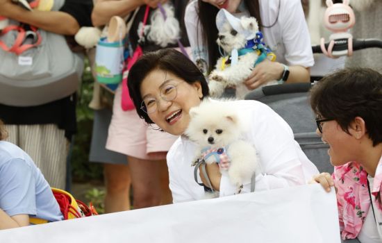 반려동물 산책 행사에 참여한 김미경 은평구청장이 자신의 반려견 '콩이'를 안고 웃고 있다. 은평구 제공.