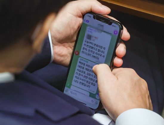 이재명 더불어민주당 대표가 2022년 9월 1일 정기국회 개회식에서 김현지 보좌관이 보낸 "전쟁입니다"라는 문자를 읽고 있다. 윤동주 기자