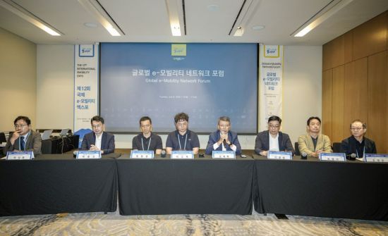 8일 제주신화월드에서 열린 '2025 전동화 시대로의 대전환' 포럼에서 발제자와 패널 참석자들이 전기차 안전을 주제로 토론하고 있다. 한국자동차기자협회 제공