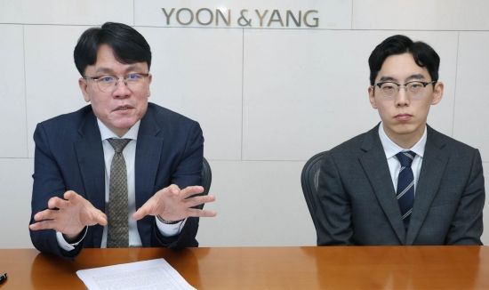 법무법인 화우 노동그룹 양시훈 파트너 변호사(왼쪽)와 이충언 변호사가 서울 강남구 삼성동 아셈타워 법무법인 화우에서 아시아경제와 인터뷰 하고 있다. 조용준 기자