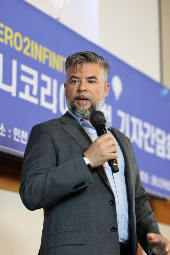 호세 마리아노 로페즈 우르디알레스 제로투인피니티 최고경영자(CEO)가 7일 기자간담회에서 기자들의 질문에 답변하고 있다. 제로투인피니티코리아 제공