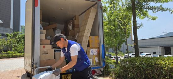 9일 오후 광주 광산구 한 아파트 단지에서 손승곤 씨가 탑차에 실린 택배 분류 작업을 하고 있다. 민찬기 기자