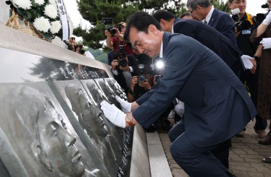 지난 6월 29일 경기도 평택시 해군 2함대사령부 충무동산에서 열린 '제2연평해전 승전 23주년 기념식'에서 안규백 국방부장관 후보자가 해전 영웅들의 얼굴 부조상을 어루만지고 있다. 연합뉴스