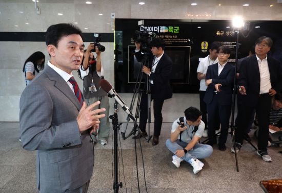 안규백 국방부 장관 후보자가 지난 6월 27일 서울 용산구 육군회관에 마련된 인사청문회 준비사무실로 들어서며 취재진의 질문에 답하고 있다. 연합뉴스