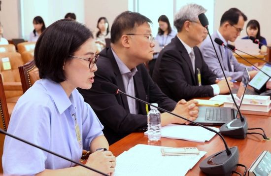 9일 국회 법제사법위원회 전체회의에서 열린 검찰개혁 법안 관련 공청회에서 김예원 변호사(사진 왼쪽)가 발언하고 있다. 김현민 기자