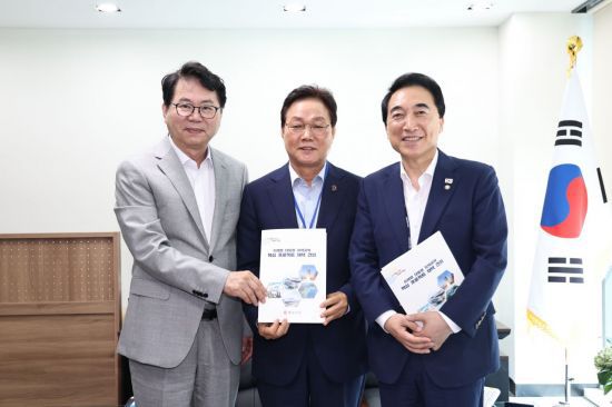 박완수 경남도지사(가운데)가 이한주 국정기획위원회 위원장(왼쪽)과 박수현 국가균형성장특위 위원장에게 지역 현안과 핵심 과제가 담긴 '이재명 대통령의 경남지역 공약 핵심 프로젝트 채택 건의' 책자를 전달하고 있다. 경남도 제공