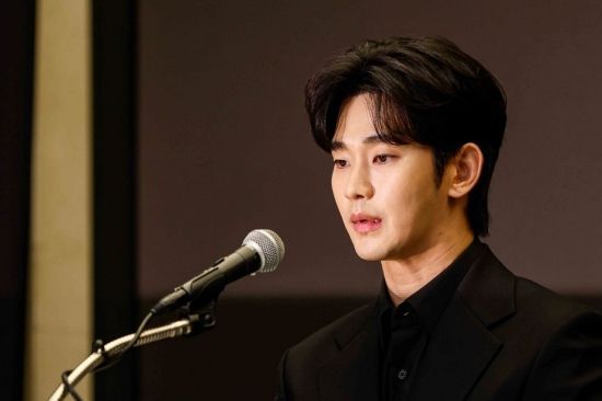 최근 불거진 사생활 논란에 대해 침묵을 지켜왔던 배우 김수현이 지난3월31일 서울 마포구 스탠포드호텔에서 입장발표를 하고 있다. 강진형 기자