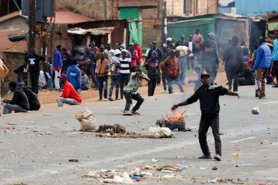 케냐에서는 정부의 세금 인상과 높은 청년 실업, 경찰의 과잉 폭력, 고위 공직자의 부패에 저항한 케냐의 반정부 시위는 최근 몇 년간 점점 격화되고 있다. 로이터·연합뉴스
