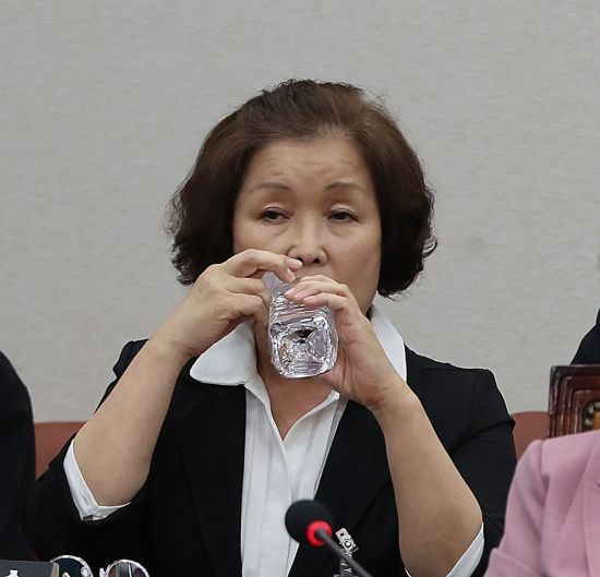 손효숙 리박스쿨 대표가 10일 국회 교육위원회에서 열린 리박스쿨 청문회에서 물을 마시고 있다. 김현민 기자