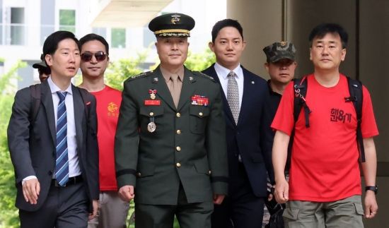 해병대 채모 상병 순직 사건과 관련해 1심에서 무죄를 선고받은 박정훈 대령(전 해병대 수사단장)이 13일 서울 서초구 서울고등법원에서 열리는 2심 1회 공판에 출석하고 있다. 2025.06.13 윤동주 기자
