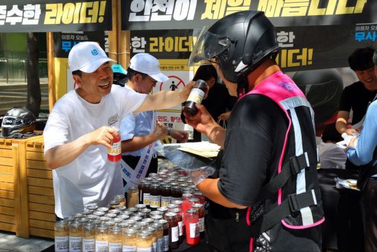 박종길 근로복지공단 이사장이 생수를 나눠주며 캠페인을 벌이고 있다.