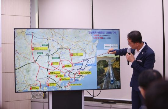 박성준 경남도 교통건설국장이 부산~양산~울산 광역철도 노선을 설명하고 있다. 이세령 기자
