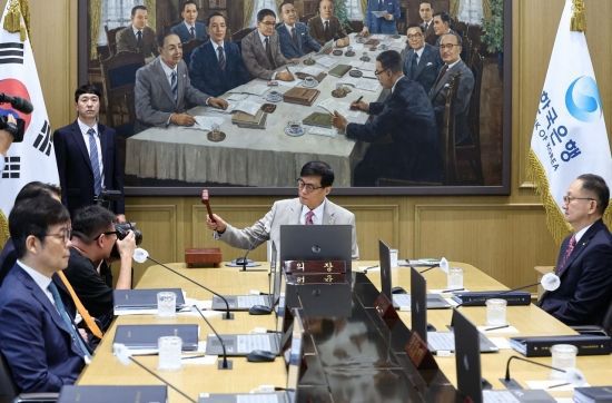 이창용 한국은행 총재가 10일 서울 중구 한은 본관에서 열린 통화정책방향 결정 회의에서 의사봉을 두드리며 개회 선언을 하고 있다. 사진공동취재단