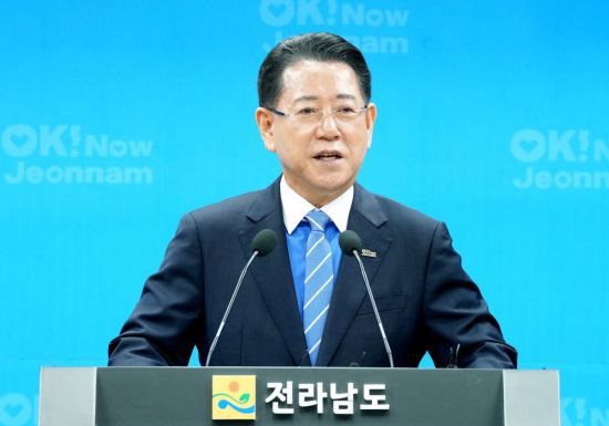 김영록 전라남도지사가 11일 도청 브리핑룸에서 이재명 정부의 획기적 RE100 산업단지 정책에 대한 환영문을 발표하고 있다. 전남도 제공