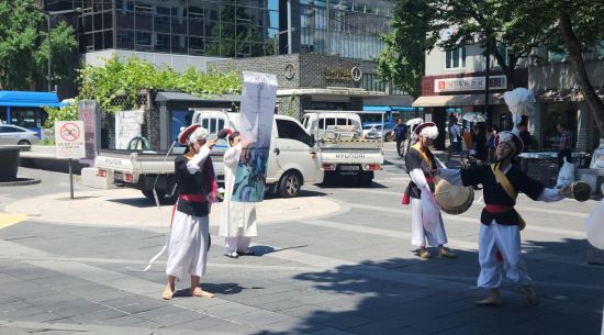 11일 오후 개인전 '섞임 긴 기다림의 미학 그리고 농악' 일환으로 인사동 일원에서 진행한 농악 퍼포먼스. 서믿음 기자