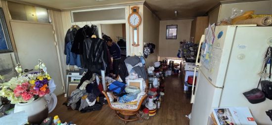 11일 오후 광주 남구 월산동 원삼실씨 집에 잡동사니가 쌓여 있다. 민찬기 기자